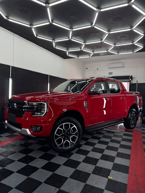 Ford truck rojo brillante en exhibición