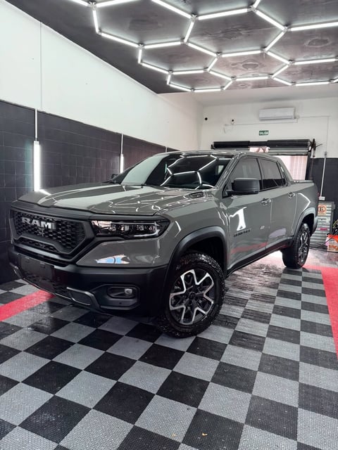 Camioneta RAM gris en exhibición en showroom moderno